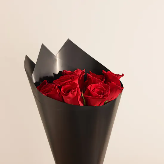 Lanai Noir Short Candle | Stunning Rose Bouquet