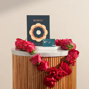 Floward 50 KWD Card | Fuchsia Rose Graduation Lei Floward 50 KWD Card | Fuchsia Rose Graduation Lei