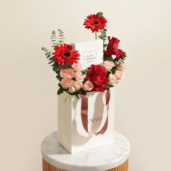 Warm Details Flower Bag with Dry Stuffed Fruits and Stuffed Date Box