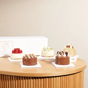 Patisserie by Guillermo Palomo Assortment of Cakes Box | 5 Pieces Patisserie by Guillermo Palomo Assortment of Cakes Box | 5 Pieces