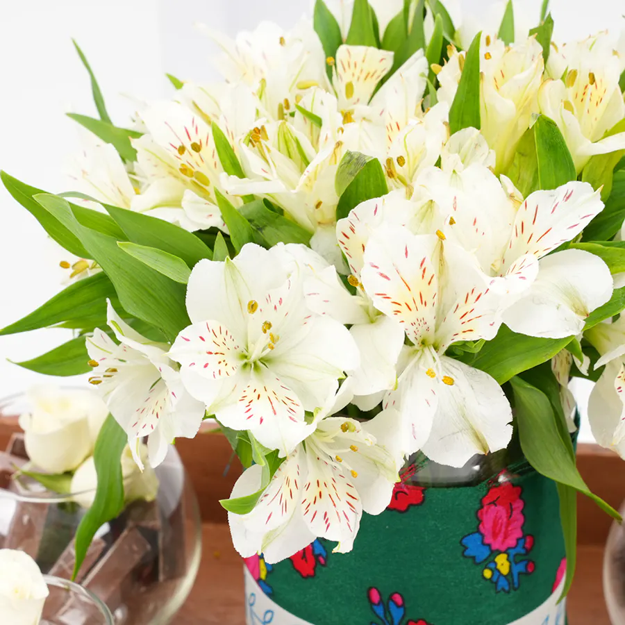 Floward Chocolates | White Blooms 2