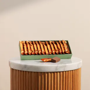 Abucci Crep Dantel Chocolates Palm Box