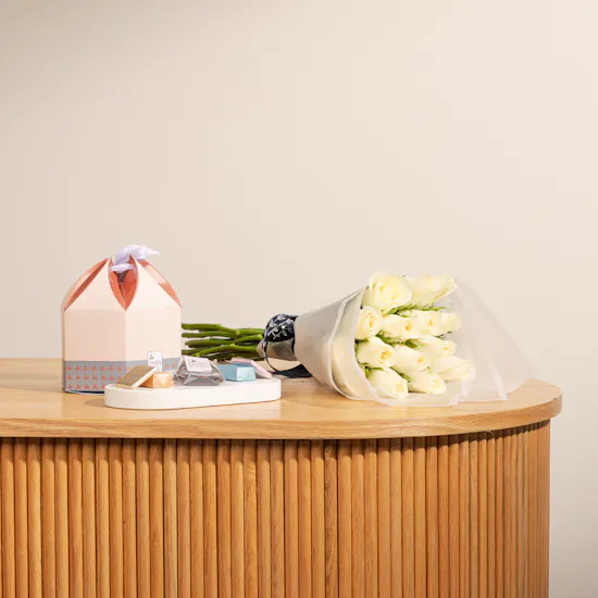 Shan Shal Medium Chocolate Box | 20 White Roses