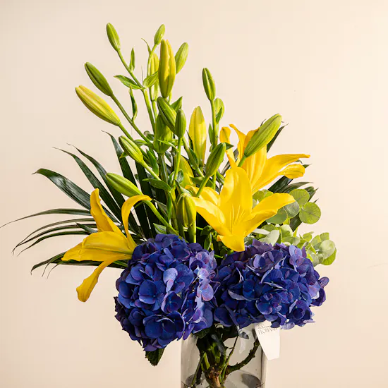 Laderach Praline Chocolates Box | Elegant Blooms