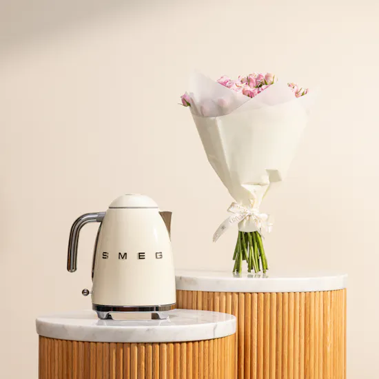 Smeg Retro Style Electric Kettle 1.7 Liter | Baby Roses Bouquet