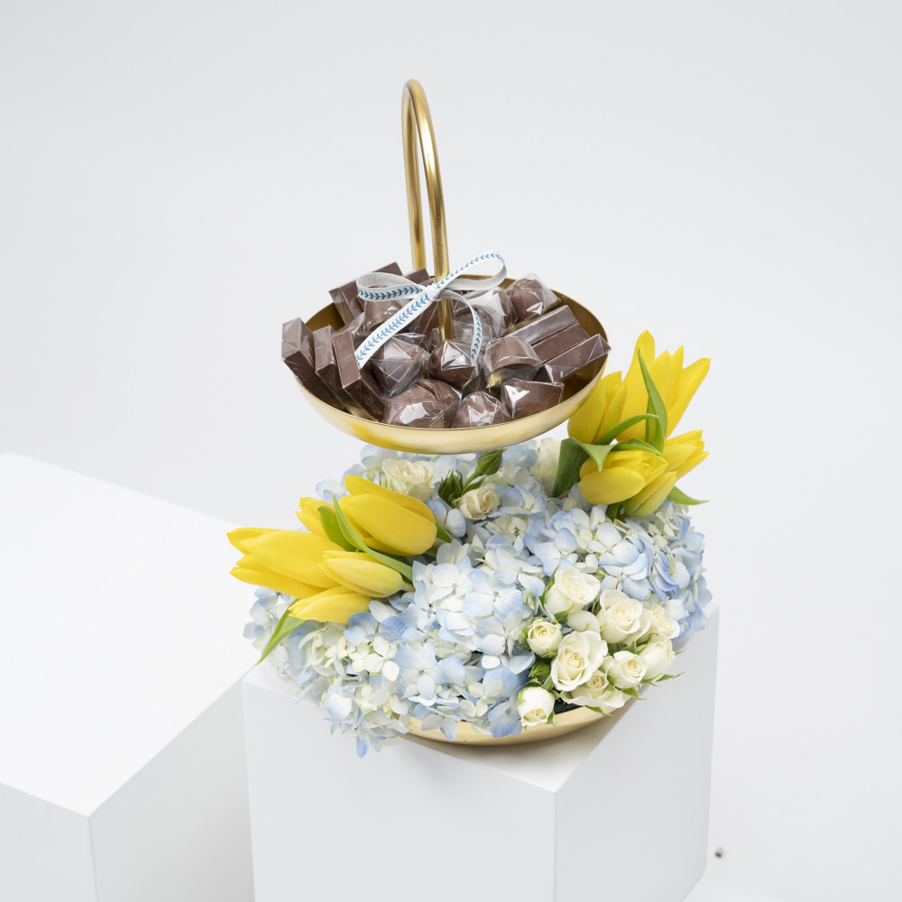 طبق ذهبي من الشيكولاته و الزهور