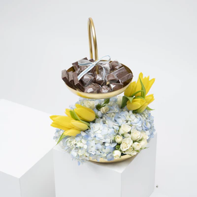 طبق ذهبي من الشيكولاته و الزهور طبق ذهبي من الشيكولاته و الزهور