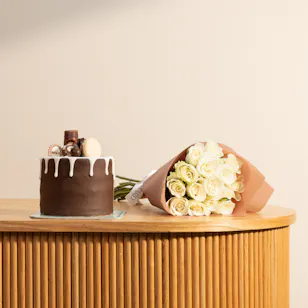 Nola Kinder Bueno Bomb Small Cake | Love Flowers
