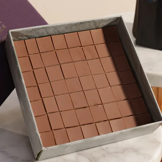 Hanoverian Caramel Chocolate Box | Golden Dream Beginning Bouquet