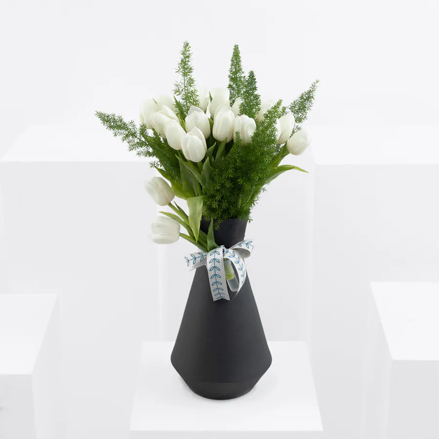 White Tulip| Black Vase 1