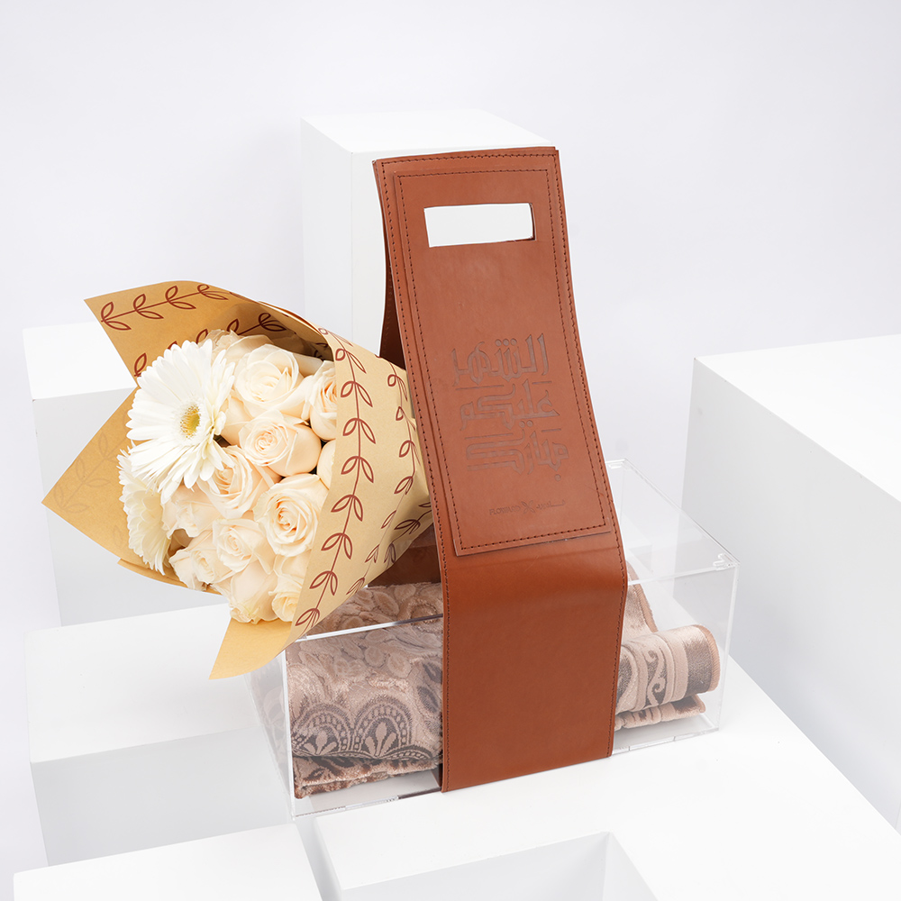 سجادة صلاة مع باقة من زهور الجوري