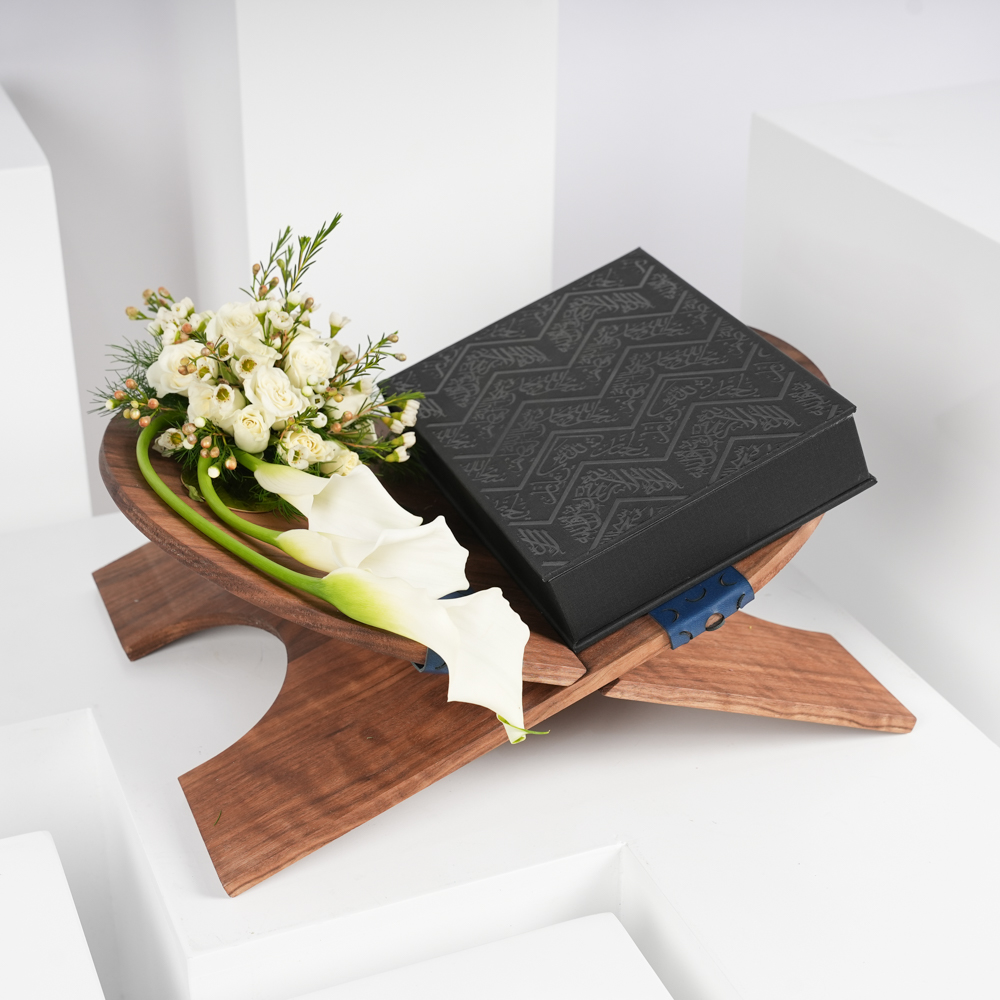 قرآن كريم أسود مع حامل خشبي | الأزهار البيضاء